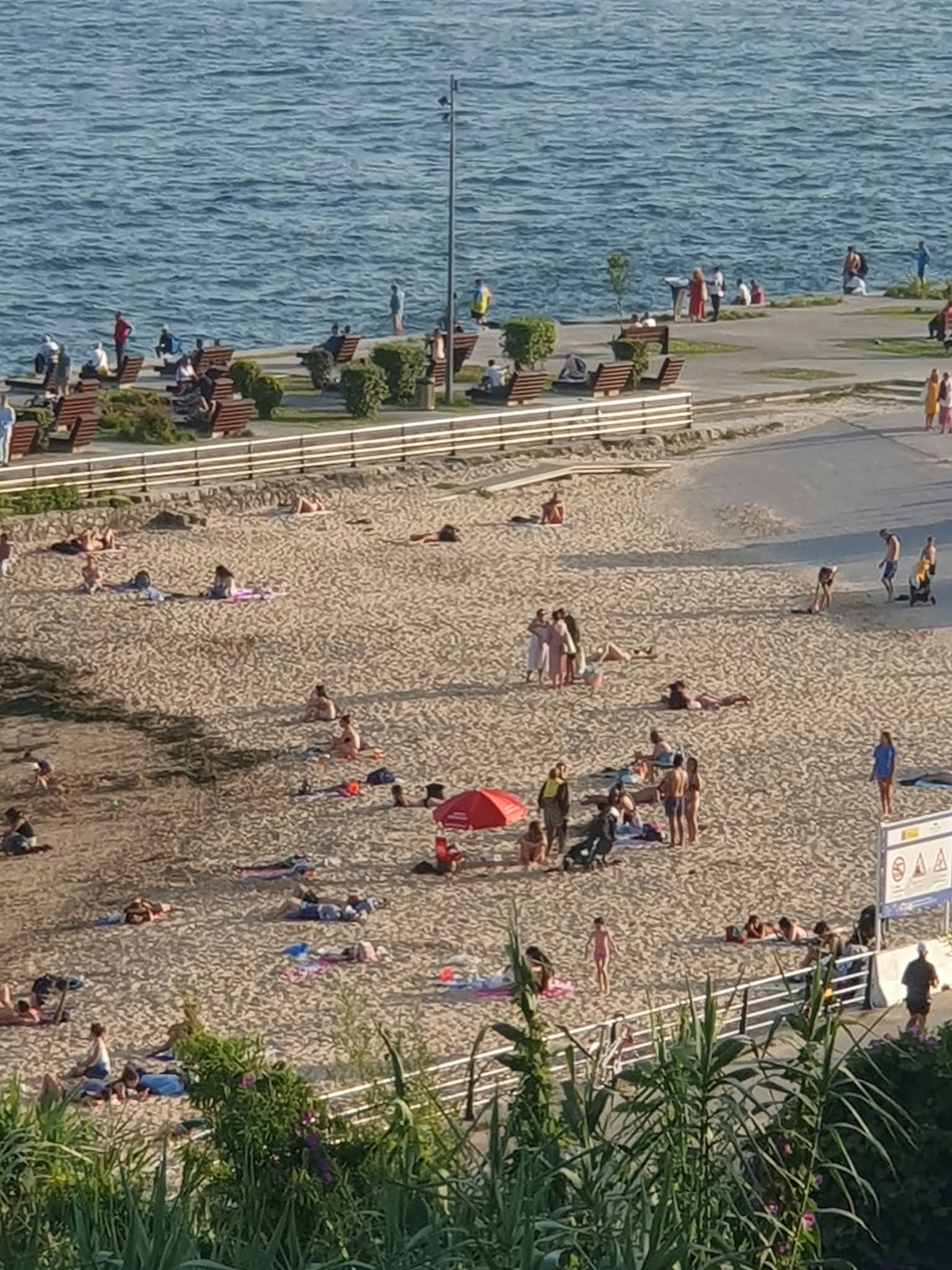 Playa de El Sardinero, Santander, con la sombrilla de Amós 10 Inmobiliaria en la arena