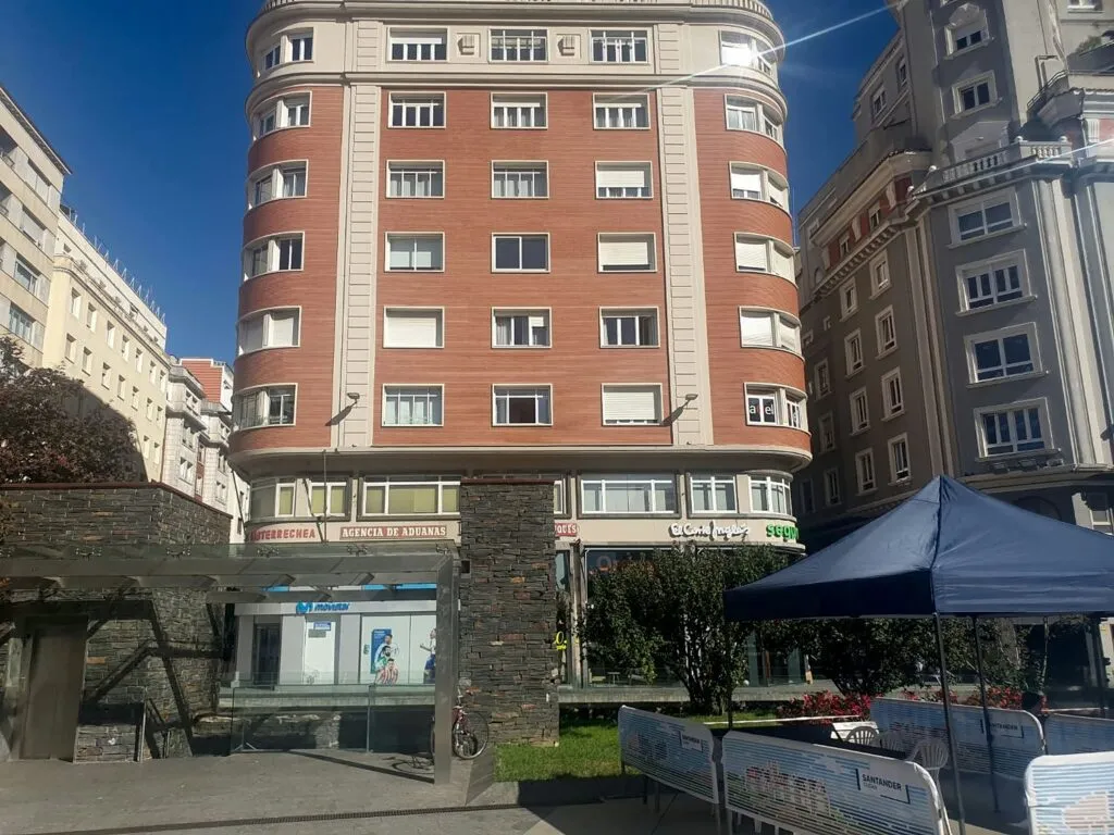Edificio donde se ubica Amós 10 Inmobiliaria, centro de Santander