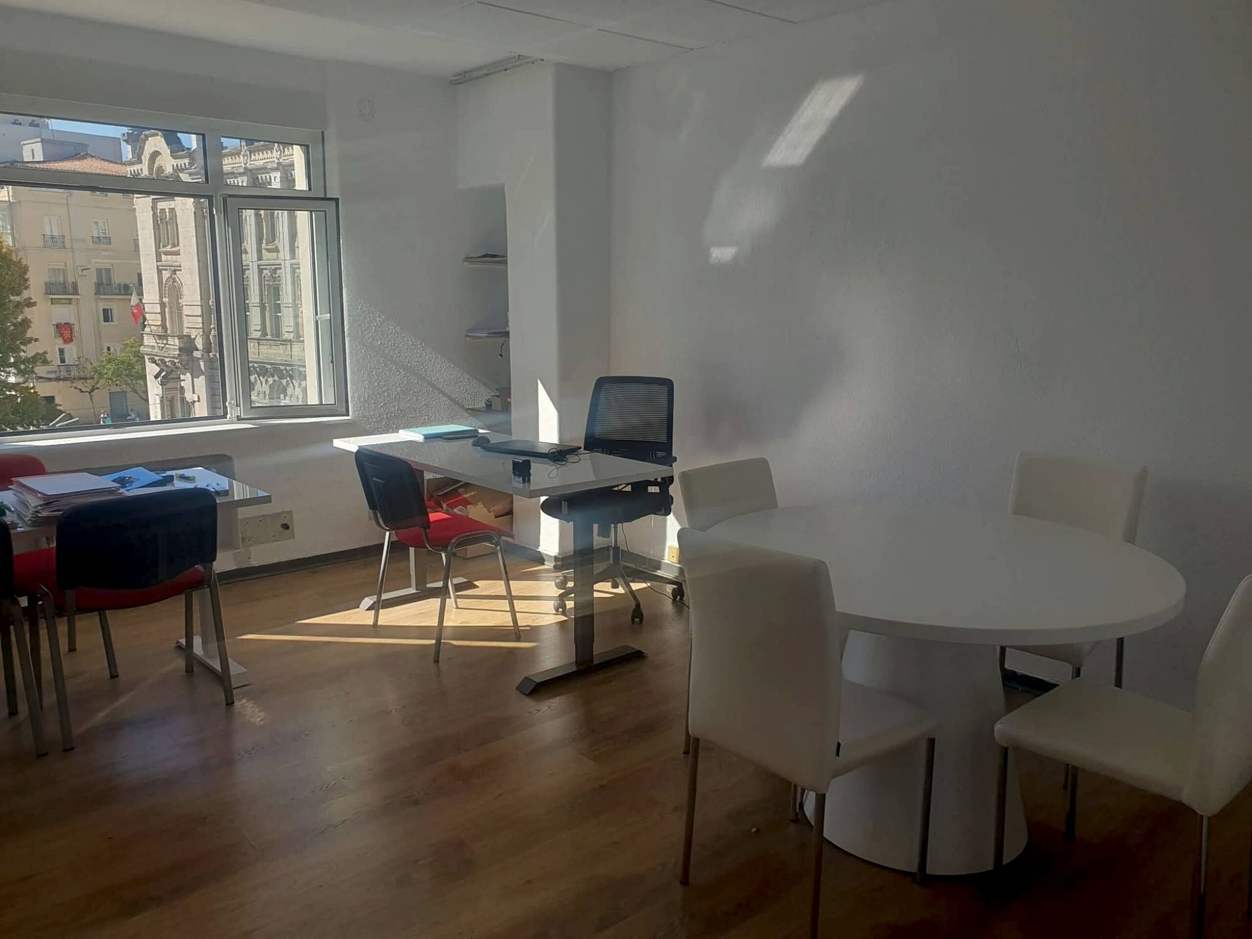 Interior de la oficina de Amós 10 Inmobiliaria en Santander
