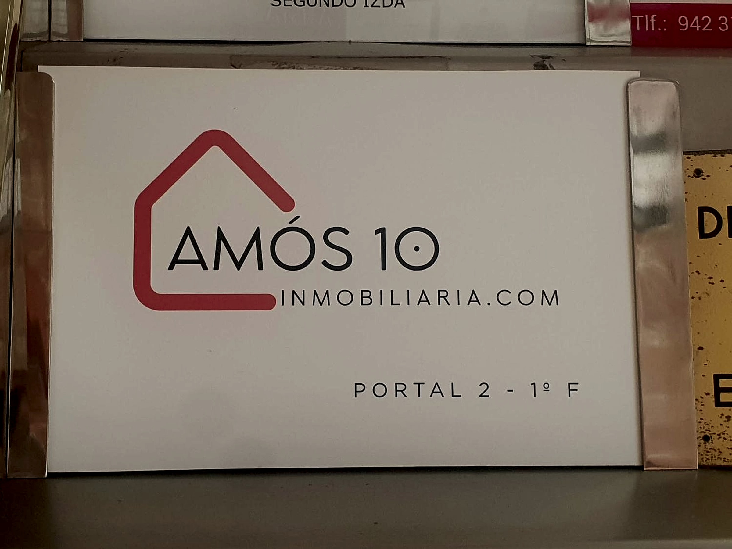 Placa de la oficina de Amós 10 Inmobiliaria en Santander