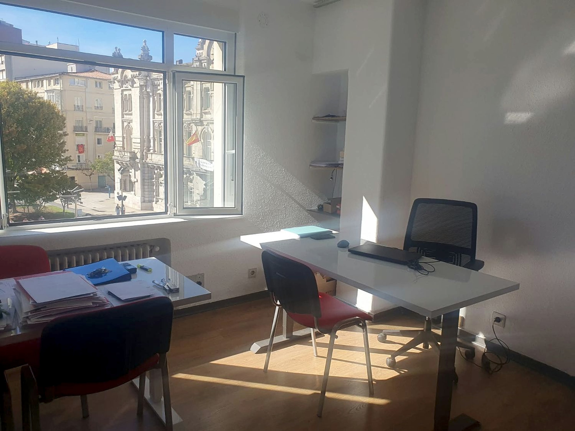 Puesto de trabajo en la oficina de Amós 10 Inmobiliaria, Santander