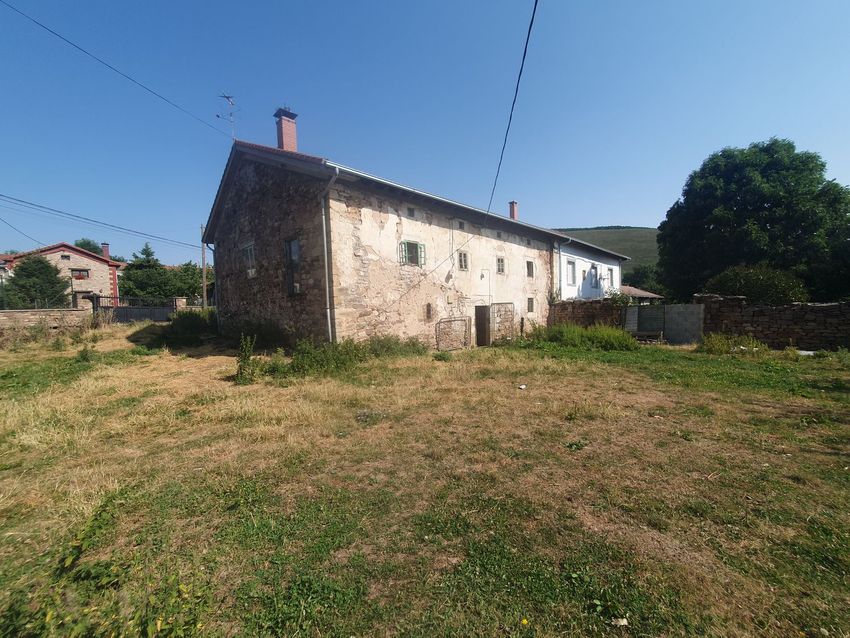 Casa de pueblo en venta en Suano (Campoo de Suso, Cantabria) — fachada