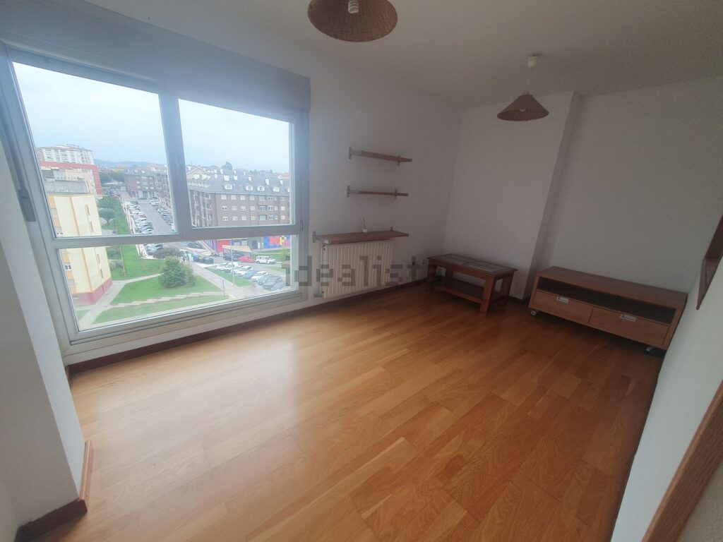 Salón luminoso con ventanal del piso en alquiler en Maliaño (Camargo)