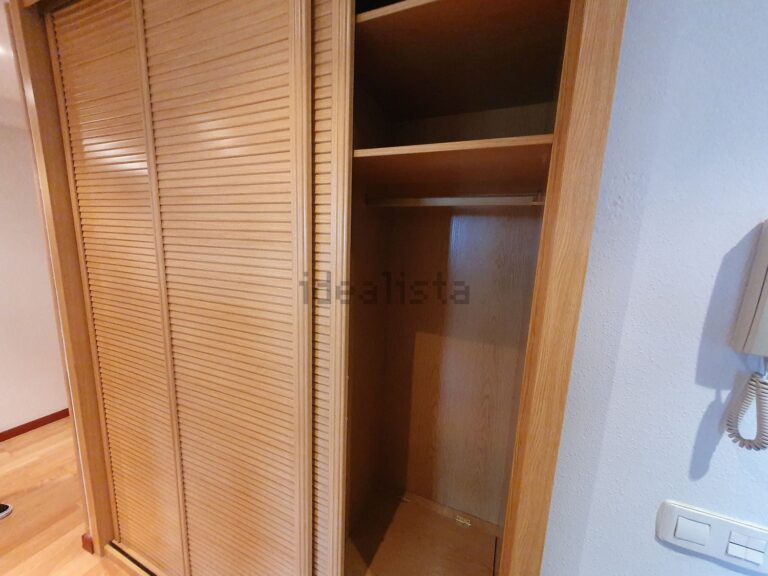 Armario empotrado de madera, piso en alquiler en Maliaño