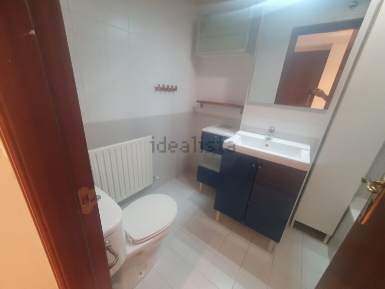 Cuarto de baño con lavabo y mueble, piso en alquiler en Maliaño