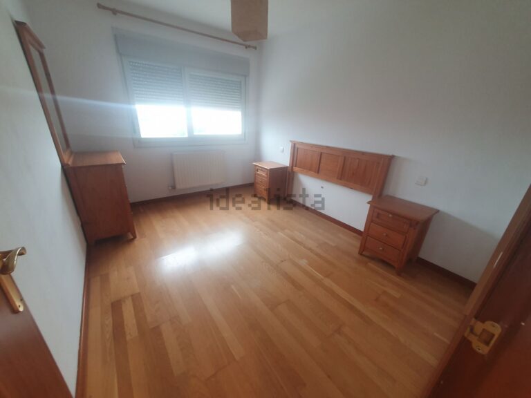 Dormitorio con suelo de parquet, piso en alquiler en Maliaño