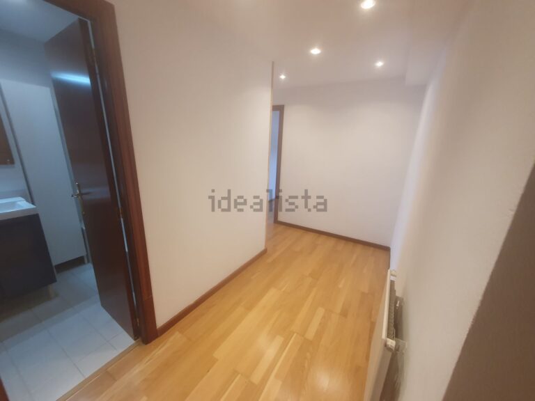 Entrada y distribuidor del piso en alquiler en Maliaño (Camargo)
